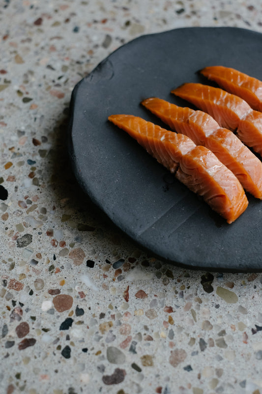 auf Walnussschalen geräuchertes Lachsforellenfilet