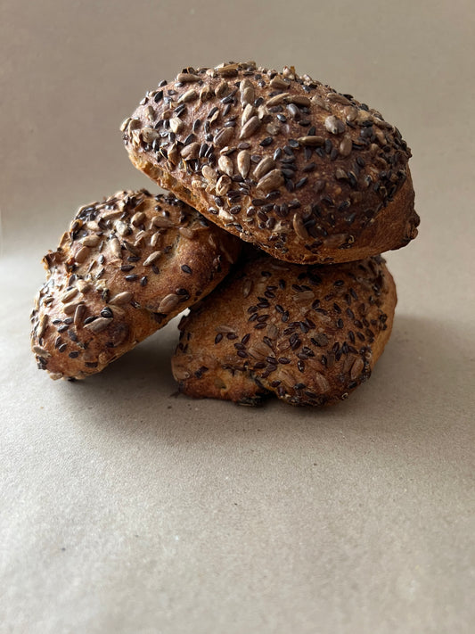 Sauerteig Körnerbrötchen