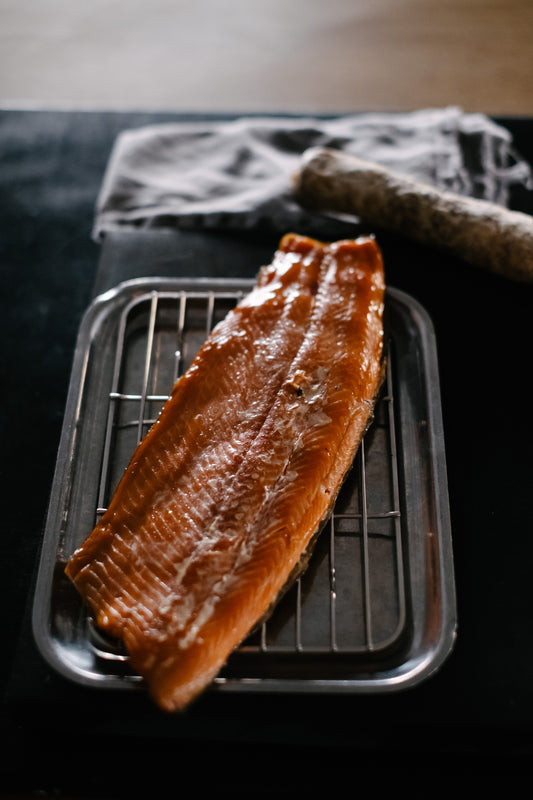 auf Walnussschalen geräuchertes Lachsforellenfilet