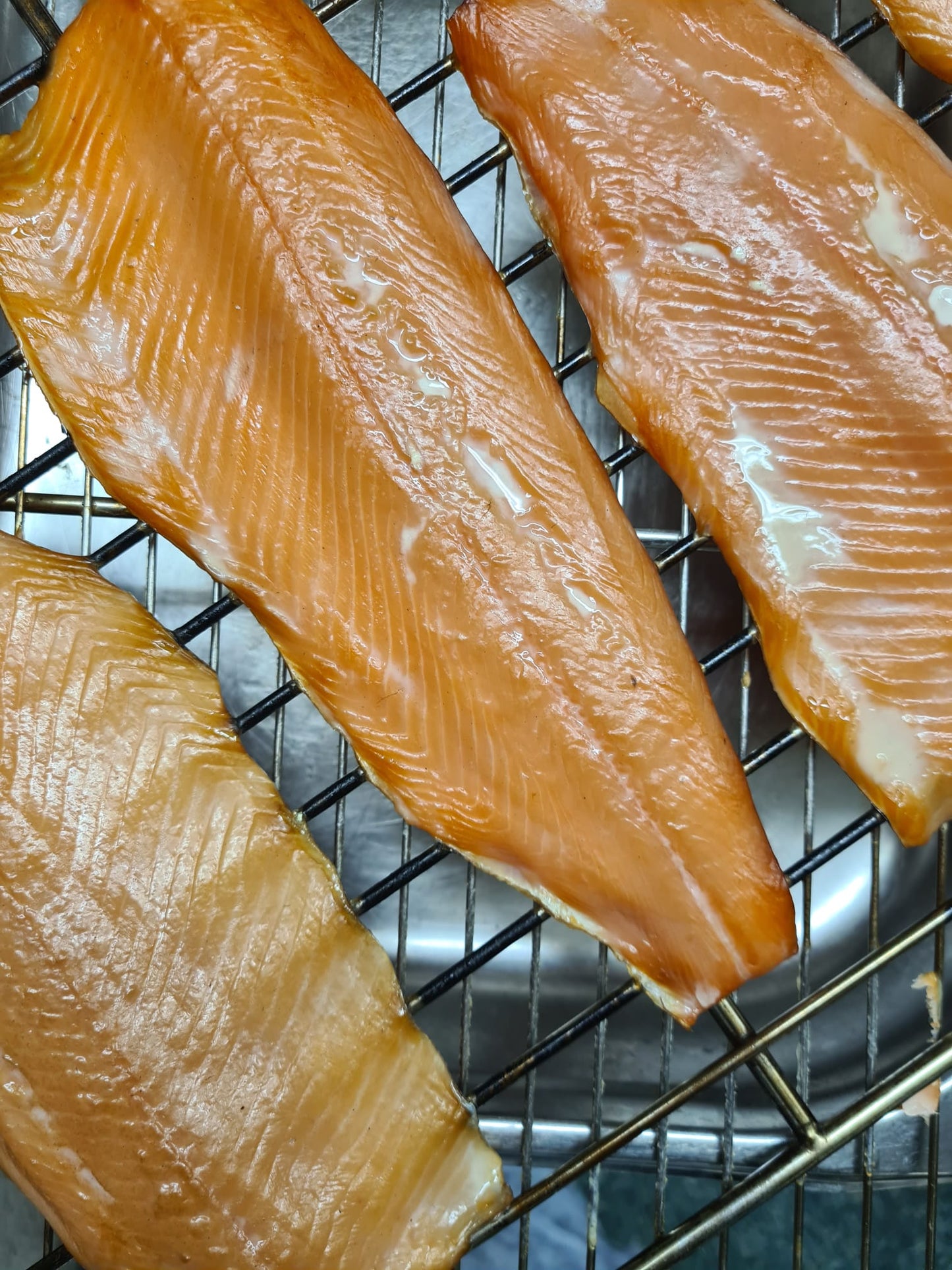 auf Walnussschalen geräuchertes Lachsforellenfilet